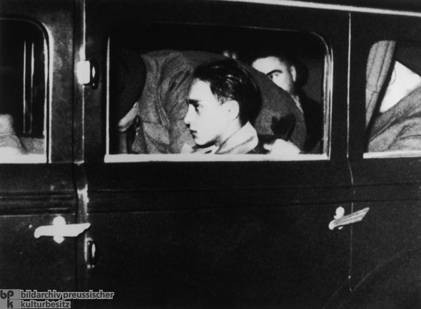 Der festgenommene Herschel Grynszpan kurz nach seinem Attentat auf den Legationssekretär der deutschen Botschaft in Paris, Ernst von Rath (7. November 1938)